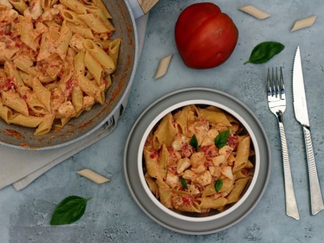 Penne au poulet et sauce crémeuse à la ricotta, tomate et basilic