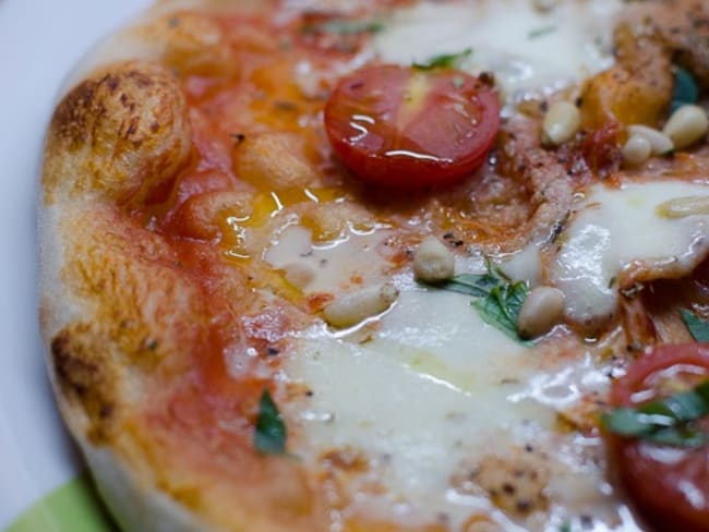 Pizza à la tomate cerise, au basilic et aux pignons de pin
