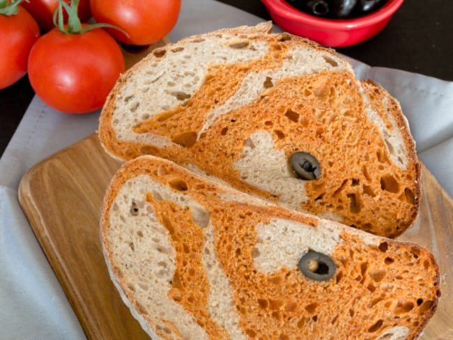 Le pain marbré à la tomate et aux olives