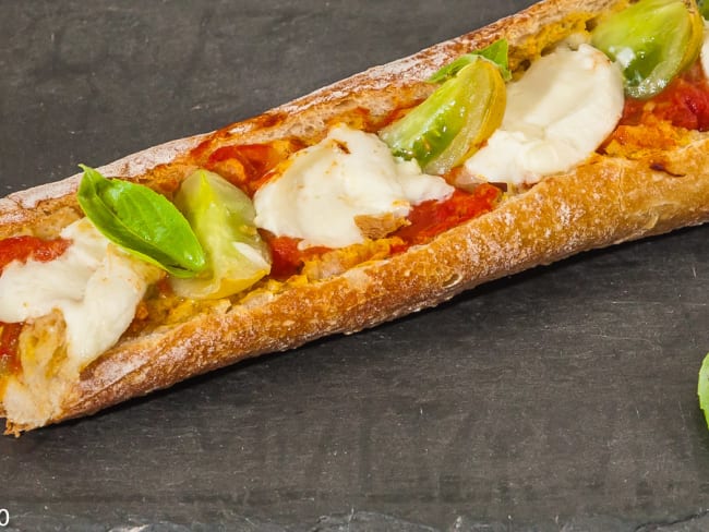 Baguette garnie à la tomate et à la mozzarella