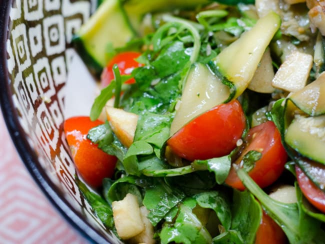 Salade aux tagliatelles de courgettes grillées, à la pomme et aux tomates cerises