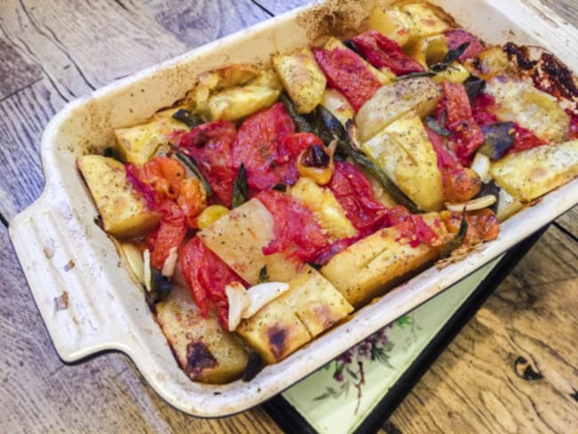 Pommes de terres et tomates au four à la sauge