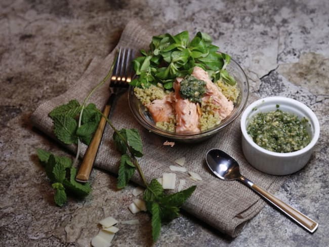 Salade de quinoa au saumon et pesto de menthe