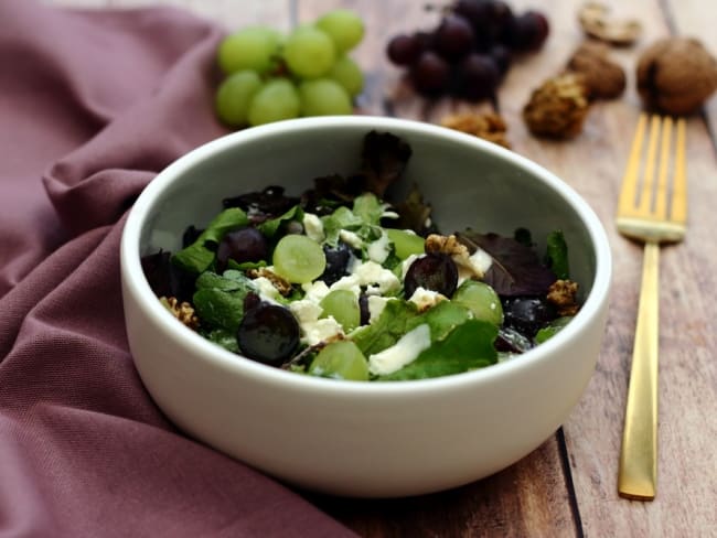 Salade aux raisins, feta, noix et sauce yaourt moutarde et miel