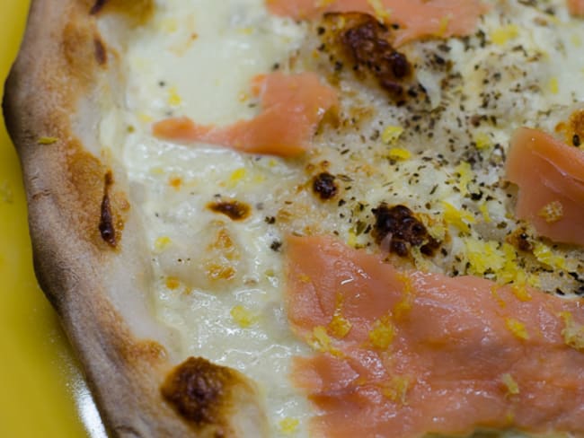 Pizza au saumon fumé et aux zestes de citron