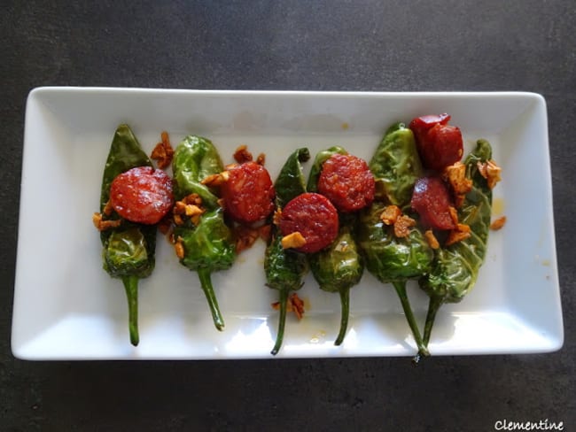 Pimientos de padron avec chorizo et ail