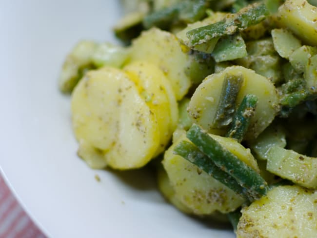 Salade de pommes de terre et d'haricots verts au pesto