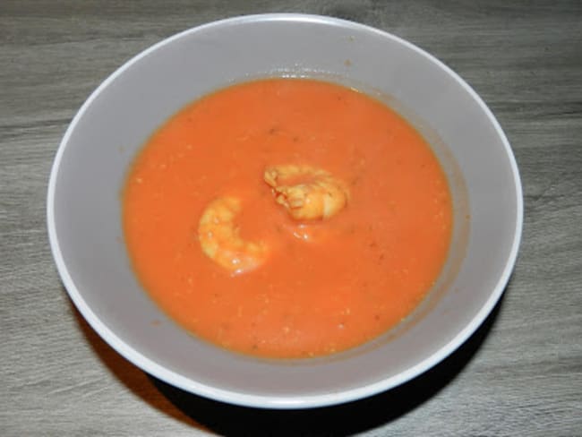 Velouté aux tomates et scampis avec une pointe d'amande