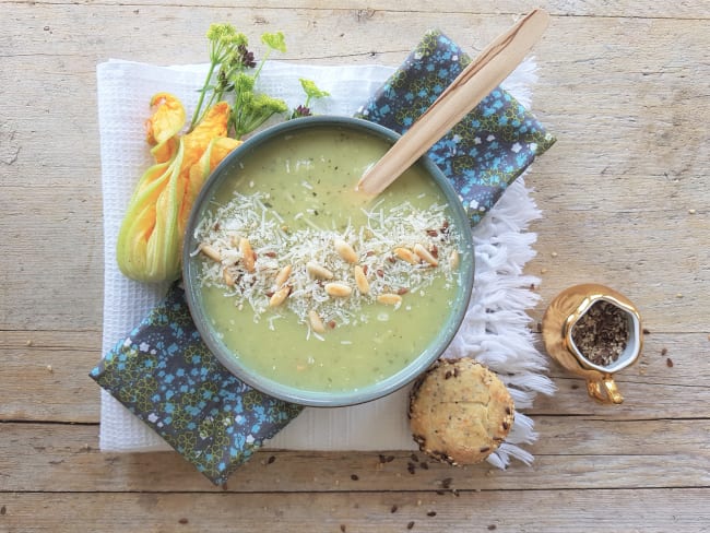 Soupe de courgettes, parmesan et pignons