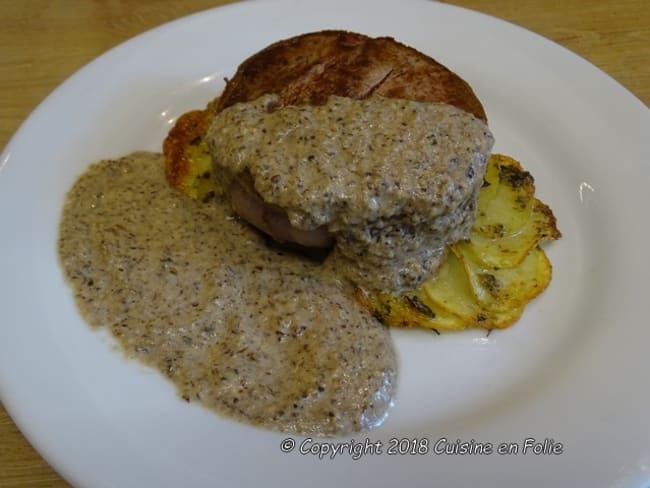 Tournedos sur pommes Maxim's, sauce aux champignons et poivre vert : une recette savoureuse et festive