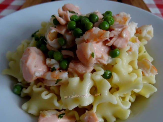 Pâtes au saumon, crevettes et petits pois