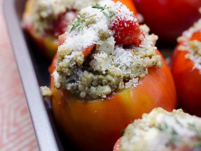 Tomates farcies au quinoa, au pesto et au parmesan