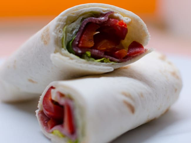 Wrap au salami et aux crudités