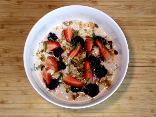 Porridge au lait infusé à la camomille, fruits frais