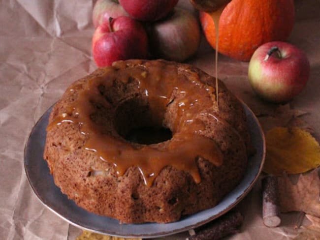 Bundt cake aux pommes et sauce caramel