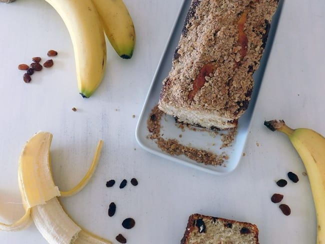 Gâteau à la banane, raisins secs et crumble d'avoine