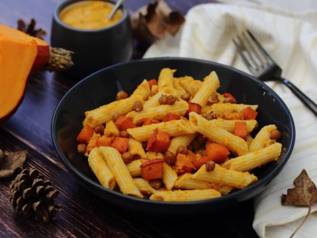 Pâtes à la sauce houmous au potimarron rôti, et pois-chiches grillés