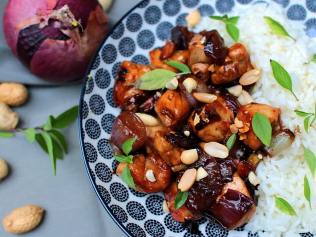 Poulet caramélisé au piment, basilic thaï et cacahuètes