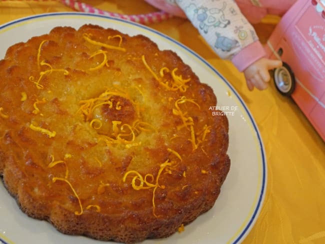 Gâteau à l'orange de la mère blanc