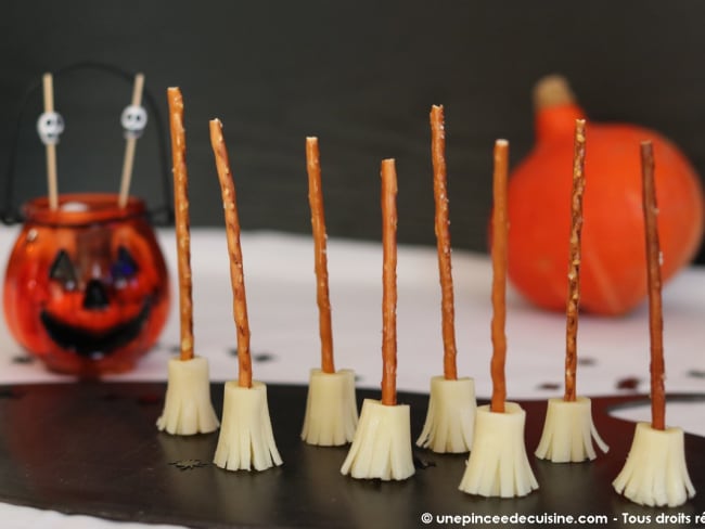 Balais de sorcières d'Halloween (bretzel et fromage Ficello)