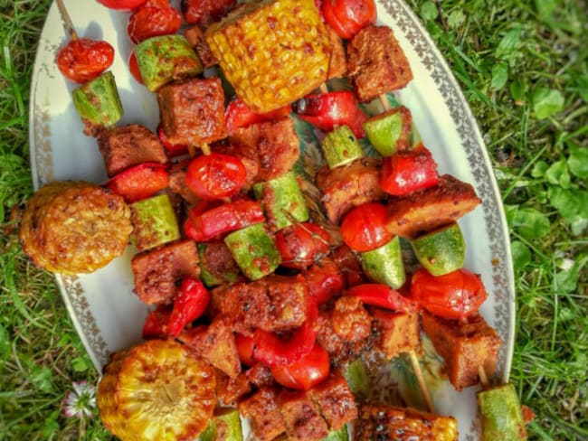 Brochettes de seitan mariné, légumes du soleil et maïs