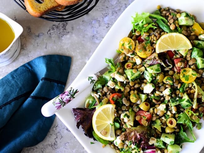 Salade de lentilles froide au feta, concombre et tomates