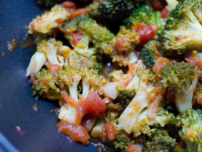 Brocoli à la tomate et au basilic