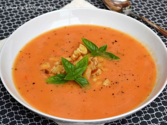 Potage aux tomates fraîches, basilic et fromage de chèvre