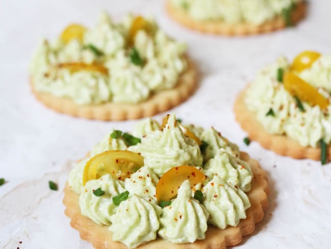 Tartelettes salées à la mousse d'avocat et crème coco