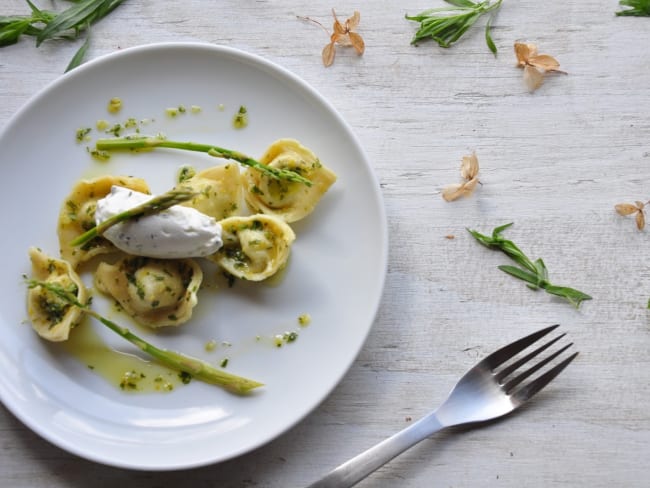 Tortellini aux asperges, gremolata à l'estragon, huile d'olive et chantilly aux herbes et au citron