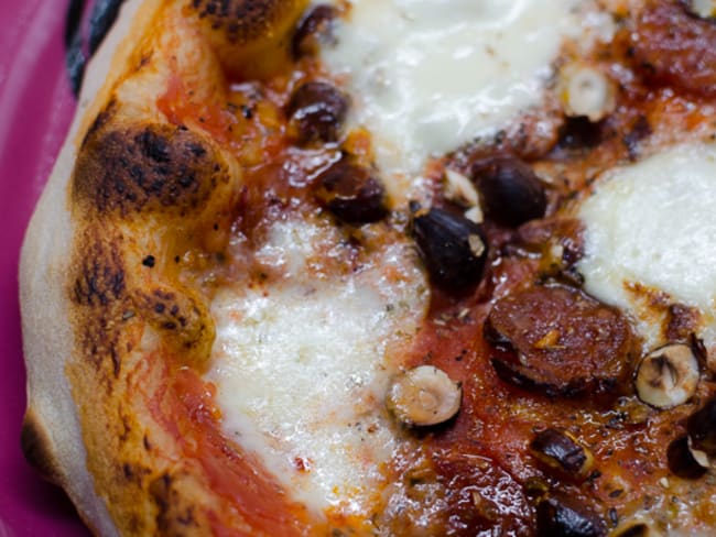 Pizza au chorizo, aux noisettes et à la mozzarella