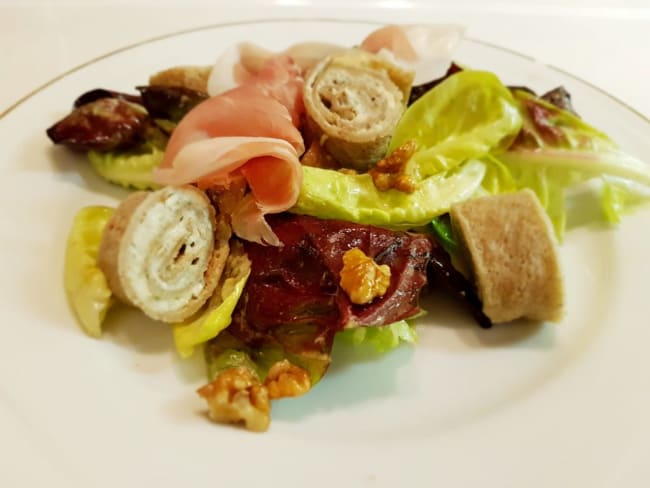 Salade auvergnate de bourriols, noix, et fourme d'Ambert