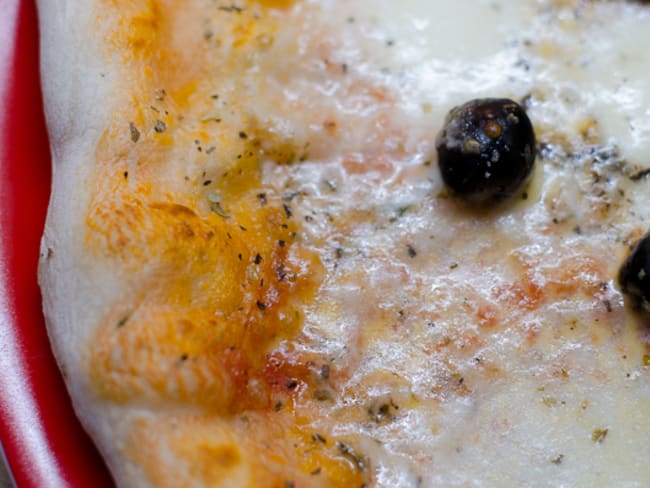 Pizza à la mozzarella, au pecorino et aux olives noires