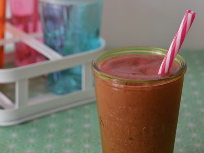 Smoothie mangue, banane et fruits rouges