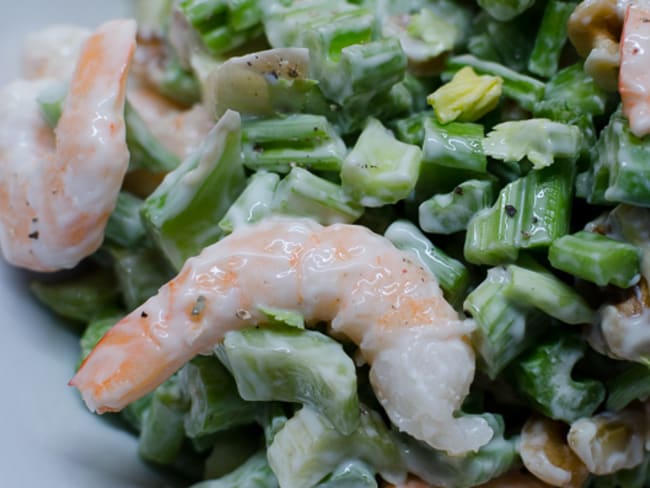 Salade de céleri-branche aux crevettes et aux noix