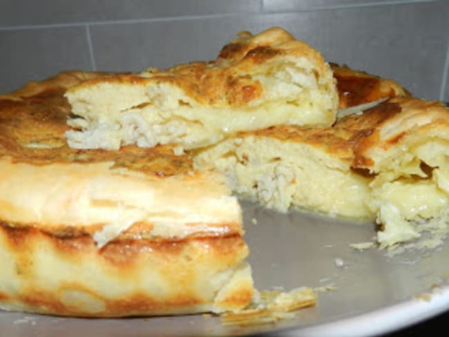 Gâteau à la pâte feuilletée fourrée au camembert