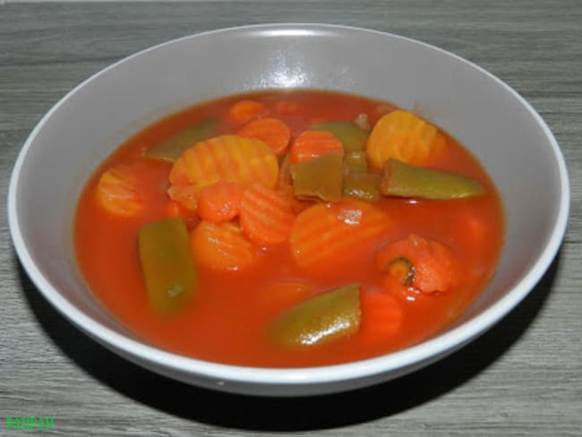 Potage à la tomate aux deux carottes et aux mange-tout