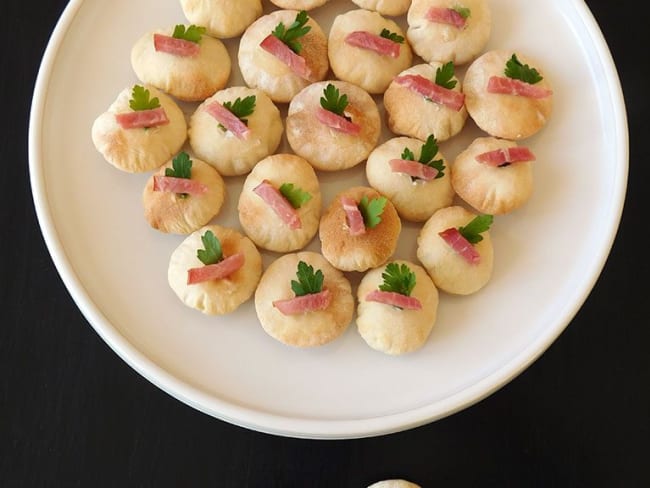 Pizzettes soufflées au chèvre et au bacon