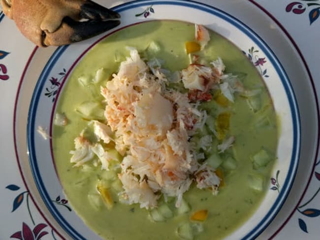 Velouté glacé de petits pois au crabe, chèvre frais et poivron