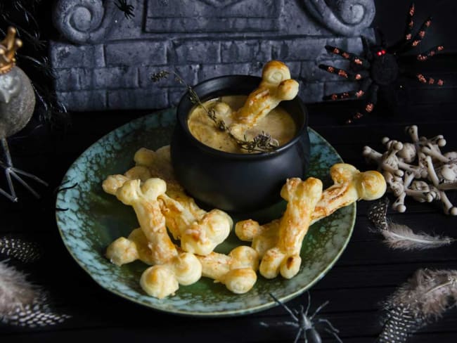 Soupe à l'oignon et feuilletés comté en forme d'os Halloween