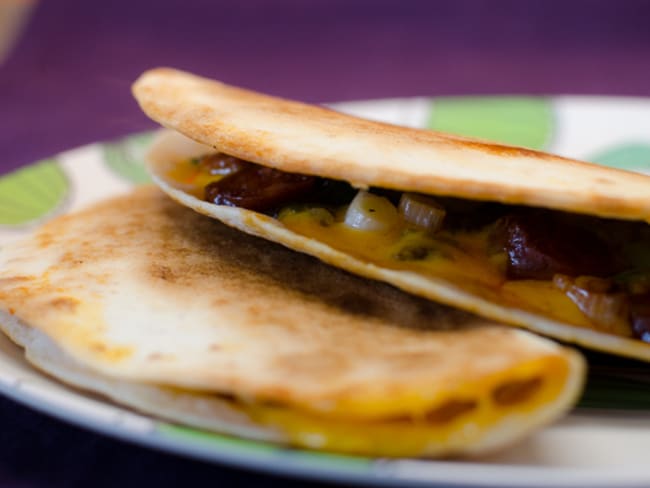 Quesadillas aux oignons nouveaux, au chorizo et au cheddar