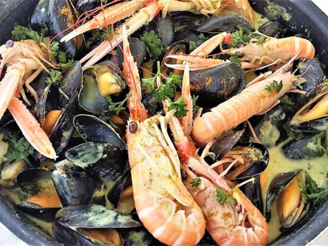 Moules et langoustines au lait de coco et au curry