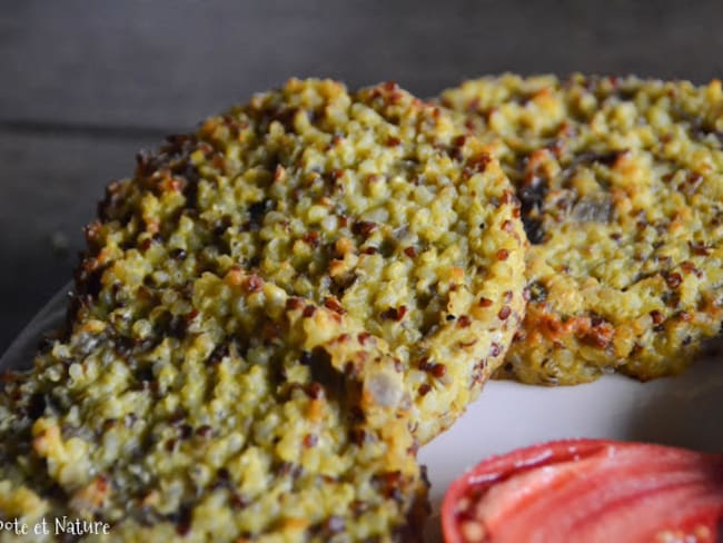 Galettes au quinoa, boulgour, oignons rouges parfumées au curry jamaïcain