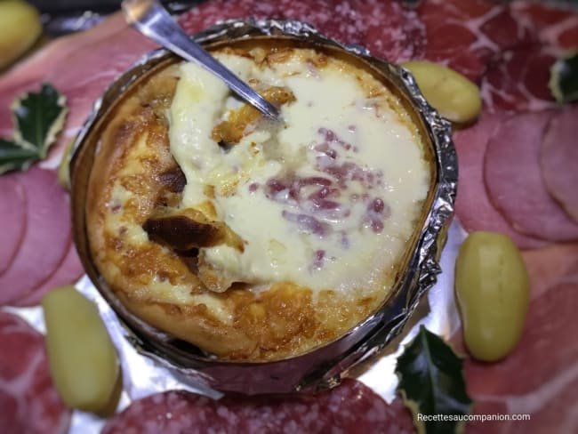 Mont D’or au four cuit dans sa boîte au vin blanc et lardons