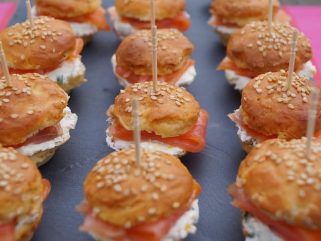 Mini burgers au saumon fumé et sauce citron ciboulette