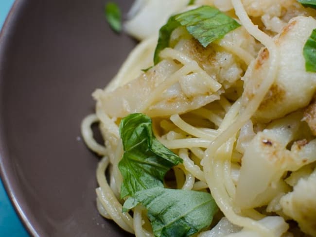 Spaghettis au chou-fleur sauté et à l'ail