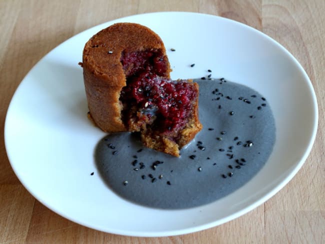 Moelleux aux amandes, cœur framboises gingembre, crème au sésame noir