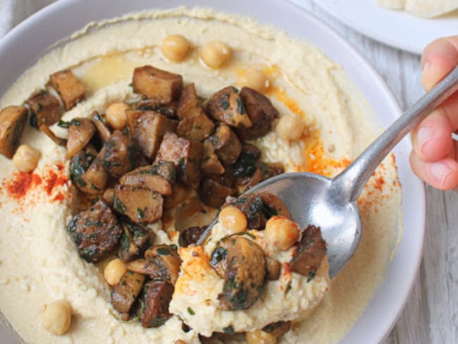 Houmous crémeux sans huile, champignons et seitan poêlés