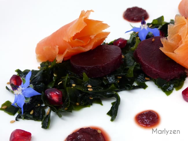 Salade d'algues wakame au saumon fumé et coulis de betterave