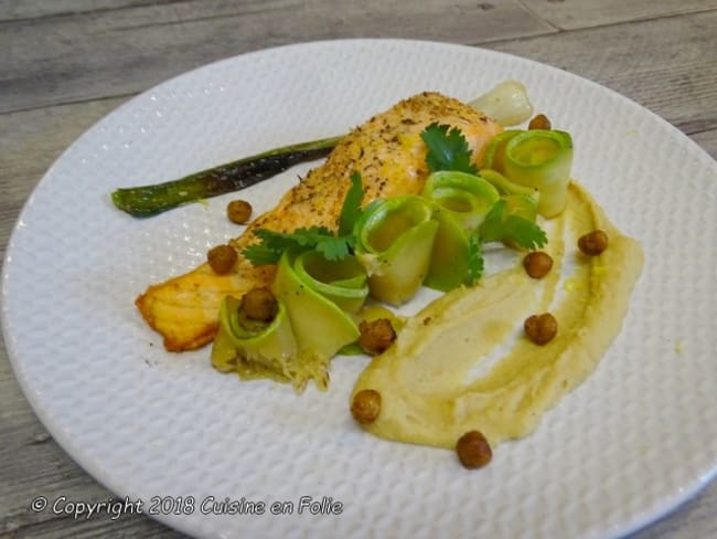 Mousseline de pois chiches, pavés de saumon à l'unilatéral, courgettes poêlées